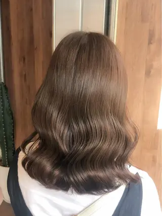 セミロング カラー 関 彩花のヘアスタイル