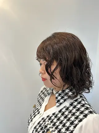 ミディアム パーマ gigs double所属・萩野 百香のヘアスタイル