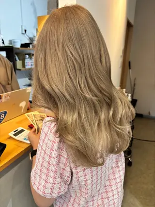 セミロング ブリーチカラー🤍 髪質改善🌟のヘアスタイル