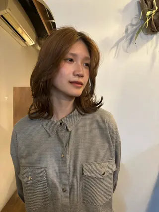 ミディアム ウシロダ メグミのヘアスタイル