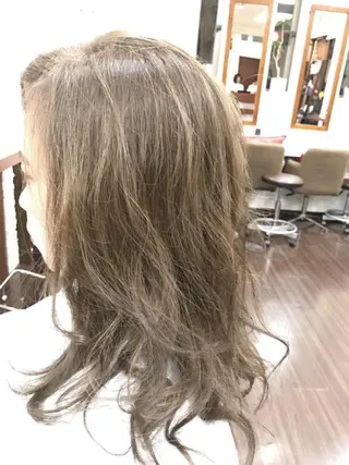 ミディアム セミロング カラー 20代半ば上質なへア ケア 髪質改善 大西のヘアスタイル
