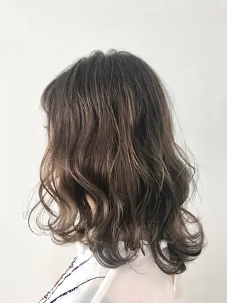 ミディアム カラー いけだ ひかり ハイライトくびれヘアのヘアスタイル