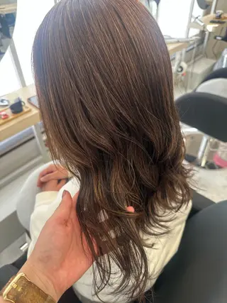 セミロング カラー KUWAO MOEのヘアスタイル