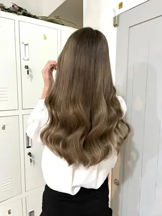 ロング アブアイ所属・🌈艶髪ハイトーン SENAのヘアスタイル