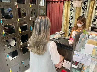 ロング カラー ホワイト/店長/カラ ー講師/錦糸町/岩崎のヘアスタイル