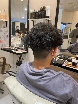 カラー メンズ 濱田輝レイヤー 韓国風 ハイトーンのヘアスタイル