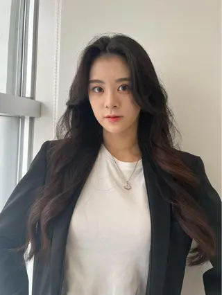 ロング 韓国ヘア レイヤーカットのヘアスタイル