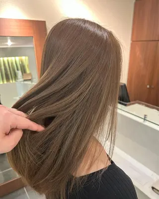 ロング カラー チーフデザイナー 若林 麻衣のヘアスタイル
