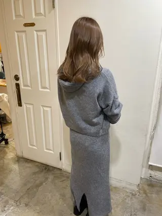 セミロング カラー MIOベージュカラー 柔らかいカラーのヘアスタイル