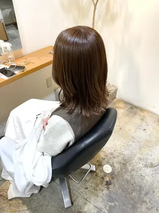 ミディアム カラー MIOベージュカラー 柔らかいカラーのヘアスタイル