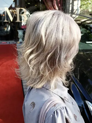 ミディアム カラー 艶髪✨ハイトーン ✨ホワイト✨北宗一郎のヘアスタイル