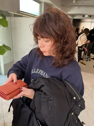 ミディアム パーマ ブリーチなし 寒色カラーのヘアスタイル