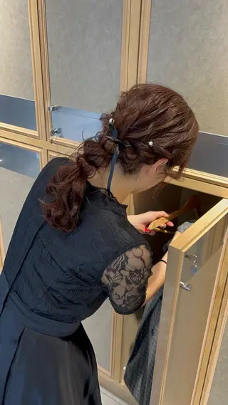 セミロング ヘアアレンジ るり 暗髪・艶カラーのヘアスタイル