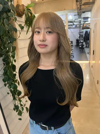 ロング カラー 宮崎　達也 ミルクティーベージュのヘアスタイル