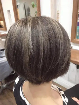 ショート カラー 塩崎 明菜のヘアスタイル