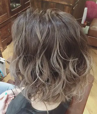 ショート カラー コールネックスザサロン所属・白髪ぼかし×デザイン 🕊️🫧ホウジョウのヘアスタイル