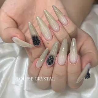 ネイル LOUISE CRYSTALのネイルデザイン