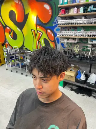 ショート メンズならお任せ フェザー/波巻きのヘアスタイル