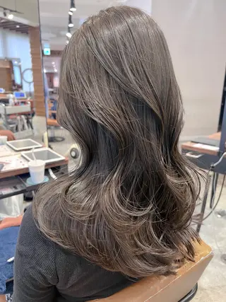 セミロング カラー 岡部 未咲希のヘアスタイル