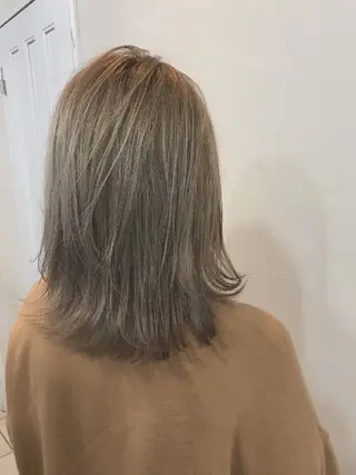 カラー 勝連 利恵のヘアスタイル