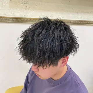 パーマ メンズ 三ノ宮フェザーパーマ 蕃本 啓利のヘアスタイル
