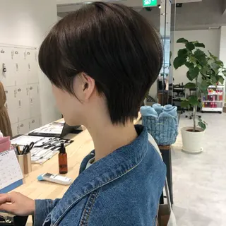 ショート レイヤー/顔まわり カット/地毛風カラーのヘアスタイル