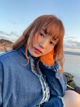 ミディアム カラー tomo🍒パーマ ハイトーン似合わせのヘアスタイル