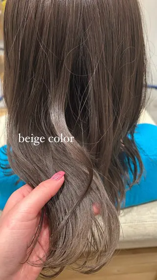 セミロング 細包 夕貴のヘアスタイル