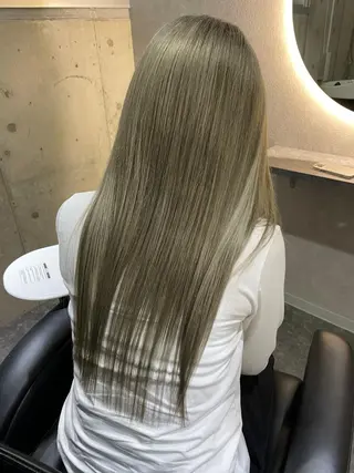 ロング Kvell&Co.所属・ハイトーン カラーのヘアスタイル