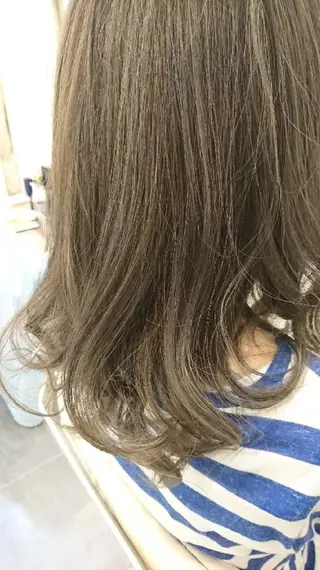 セミロング カラー 池田 恵久美のヘアスタイル