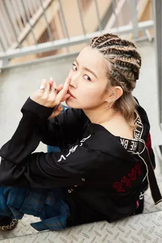 ショート カラー ヘアアレンジ 𝙱𝙻𝙴𝙽 𝚋𝚢 𝚍𝚘𝚝.所属・🤍BLEN 窓🤍のヘアスタイル