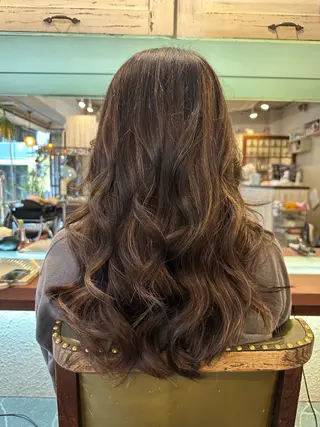 ロング タツキ／レイヤー／ パーマ／艶カラーのヘアスタイル