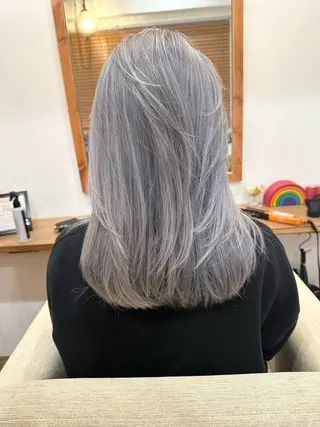 ロング カラー Ami ブリーチ/ハイトーンのヘアスタイル