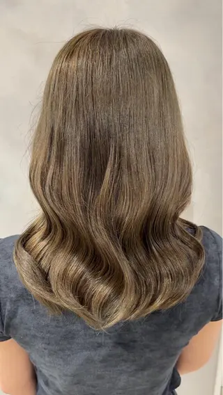 セミロング カラー ひろせ ちかなのヘアスタイル