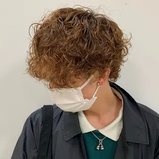ミディアム パーマ メンズ 銀座メンズNo1🦚 ブリーチ🌿レイヤーのヘアスタイル