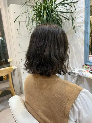 ミディアム カラー ワクダ アイリのヘアスタイル
