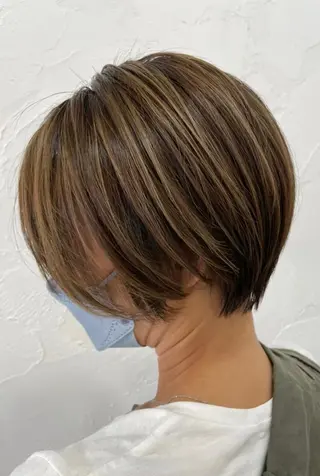 ショート カラー Ailes所属・YUZUKI/艶カラ ー/丸みショートのヘアスタイル