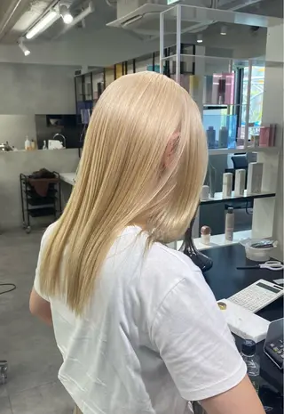 セミロング レイヤー・ブリーチ kiyotoshiのヘアスタイル