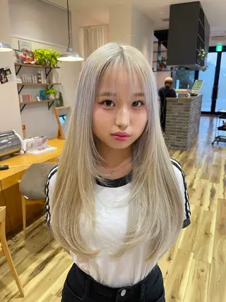 ロング カラー enn.bleach by t.a.g所属・碇山 楓己のヘアスタイル