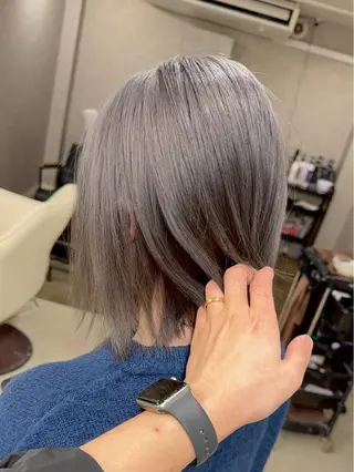 ミディアム 前髪カット🩶レイヤ ー🩶ハイトーン🩶のヘアスタイル