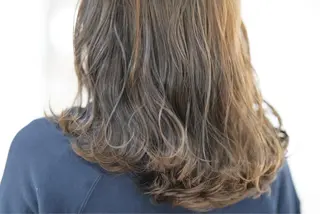 ロング カラー ハイトーン/レイヤー /ケアブリーチ石川治のヘアスタイル