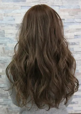 ロング 土屋朱理/ ハイトーンカラーのヘアスタイル