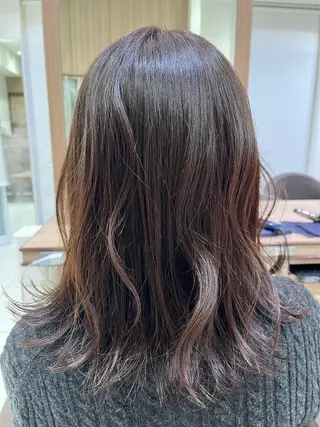 カラー 伊佐 愛のヘアスタイル