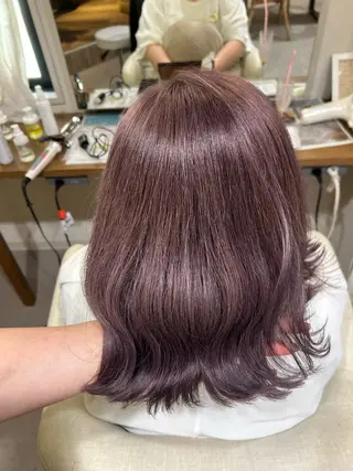 ミディアム カラー shu ブラウンピンクカラーのヘアスタイル