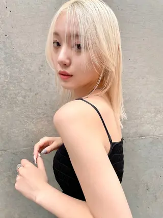 セミロング カラー anri🤍🎀 艶カラーのヘアスタイル