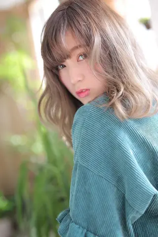 ミディアム カラー パーマ ✖️リーアキト LEEAKITO✖️のヘアスタイル