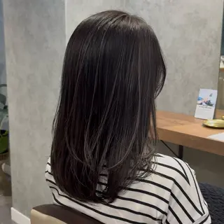 ミディアム カラー 細めハイライト🩶 レイヤーカット　穂積のヘアスタイル