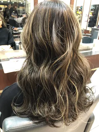 ロング シールエクステ/ ハイトーンカラーのヘアスタイル
