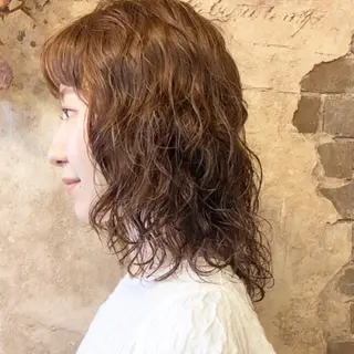 ミディアム カラー パーマ ブリーチ、パーマ 西部笑のヘアスタイル