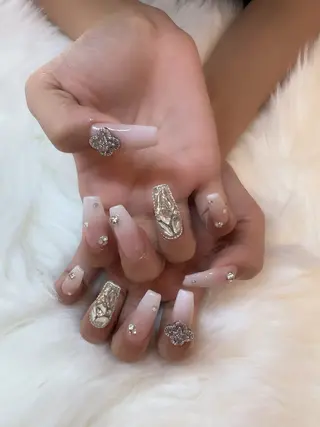 ネイル RÊVIA所属・RÊVIA (レヴィア)のネイルデザイン